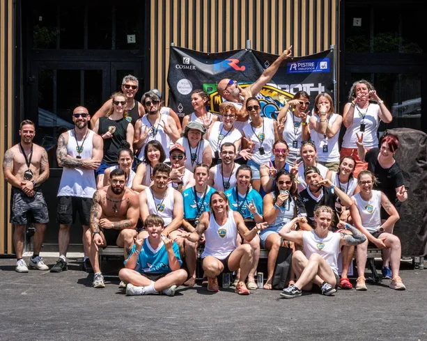 Compétiteurs et bénévoles posant devant la salle Hornets Factory après la compétition Hyrox juin 2026.